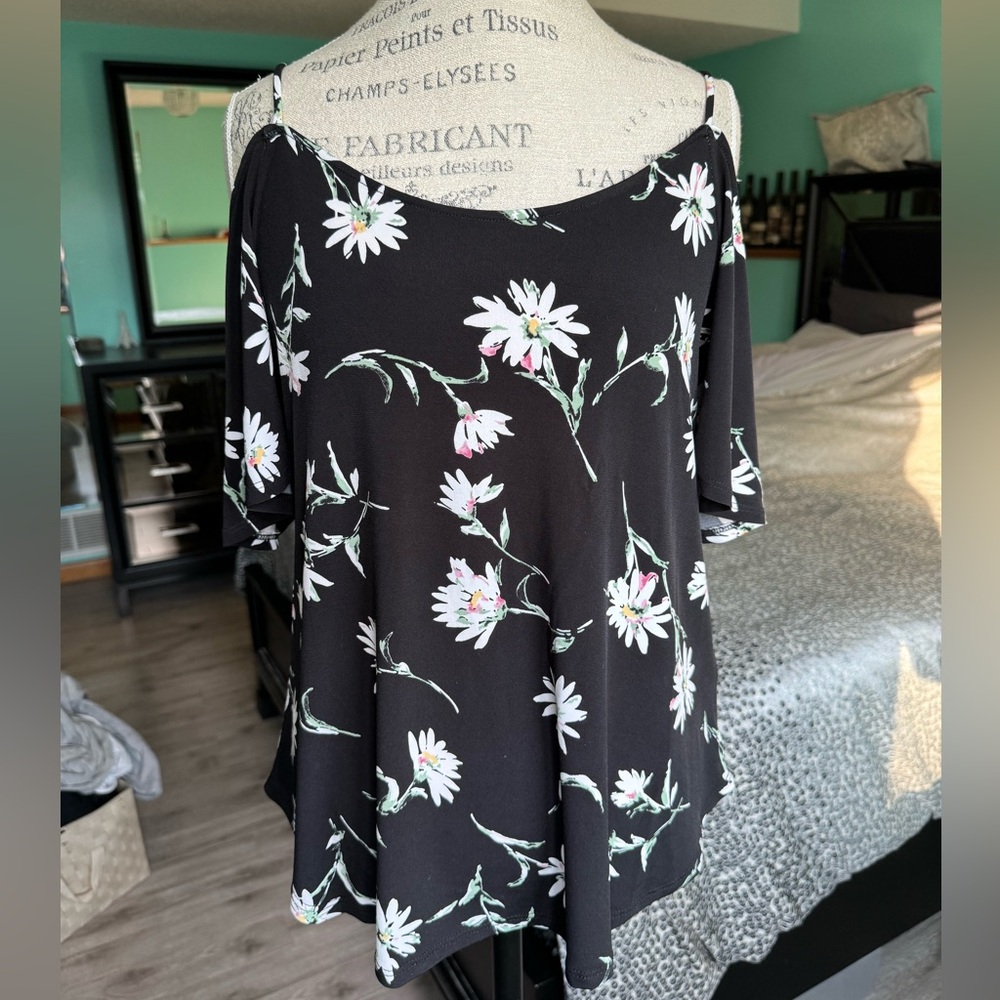 NWT Kaileigh Valette Back Detail Cold Shoulder Knit Top